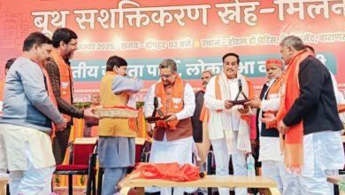 वाराणसी के केंटोमेंट स्थित होटल डी-पेरिस में भाजपा जिला एवं महानगर इकाई द्वारा बूथ सशक्तिकरण स्नेह सम्मेलन आयोजित किया गया। सम्मेलन में लोकसभा क्षेत्र की 5 विधानसभा से जुड़े 2 हजार से अधिक बूथ अध्यक्ष एवं शक्तिकेंद्र प्रमुख शामिल हुए। केंद्रीय जल शक्ति मंत्री सी.आर. पाटिल और भाजपा राष्ट्रीय महामंत्री सुनील बंसल ने बूथ मजबूती, मतदाता पुनरीक्षण (SIR) और लोकतंत्र सशक्तिकरण पर जोर दिया।