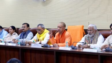 वाराणसी सर्किट हाउस में समीक्षा बैठक के दौरान मुख्यमंत्री योगी आदित्यनाथ ने भाजपा कार्यकर्ताओं को निर्देश दिया कि हर पात्र नागरिक का नाम मतदाता सूची में शामिल हो और किसी अपात्र व्यक्ति का नाम न रहने पाए। उन्होंने बूथ प्रबंधन को मजबूत बनाने, SIR अभियान के तहत मृतक, अनुपस्थित और शिफ्टेड मतदाताओं की पहचान करने तथा घर-घर सत्यापन पर विशेष जोर दिया। सीएम ने कहा कि समय रहते त्रुटियों को दूर करना संगठनात्मक मजबूती के लिए आवश्यक है।