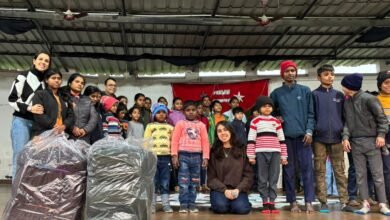 वाराणसी के कुटुंब ग्राम, चिउरापुर में कुटुम्ब फाउंडेशन के सहयोग से बच्चों के लिए एक प्रेरणादायक रचनात्मक कार्यक्रम आयोजित हुआ। ‘उड़ान’ परियोजना के अंतर्गत बच्चों ने नृत्य, चित्रकला, संवाद और संगीत के माध्यम से अपने सपनों और भावनाओं को अभिव्यक्त किया। कार्यक्रम ने बच्चों में आत्मविश्वास, कल्पनाशीलता और सकारात्मक सोच को प्रोत्साहित किया। कंबल व भोजन वितरण के साथ आयोजन भावनात्मक रूप से सार्थक बन गया।