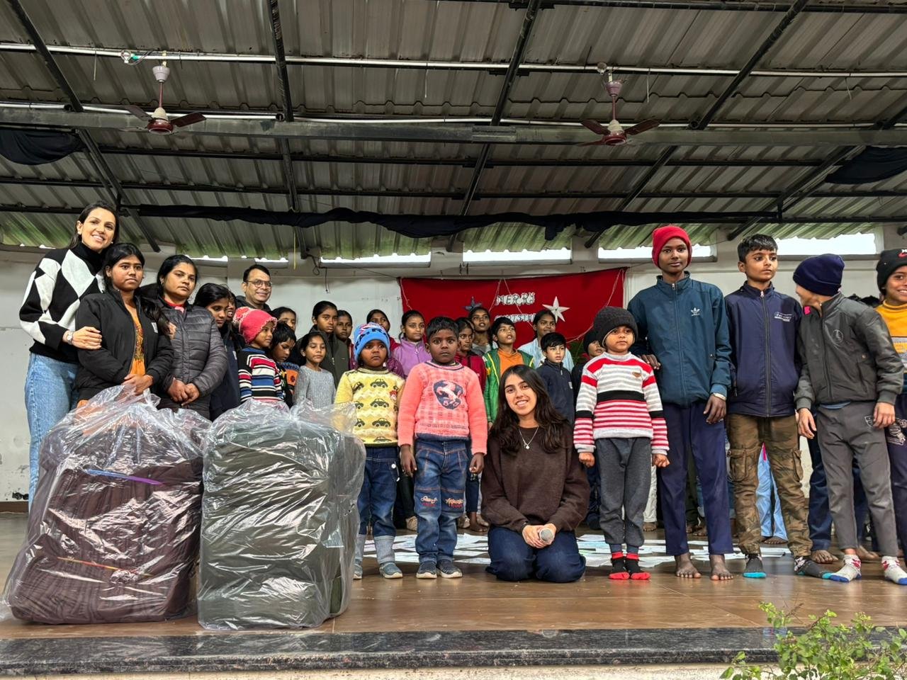 वाराणसी के कुटुंब ग्राम, चिउरापुर में कुटुम्ब फाउंडेशन के सहयोग से बच्चों के लिए एक प्रेरणादायक रचनात्मक कार्यक्रम आयोजित हुआ। ‘उड़ान’ परियोजना के अंतर्गत बच्चों ने नृत्य, चित्रकला, संवाद और संगीत के माध्यम से अपने सपनों और भावनाओं को अभिव्यक्त किया। कार्यक्रम ने बच्चों में आत्मविश्वास, कल्पनाशीलता और सकारात्मक सोच को प्रोत्साहित किया। कंबल व भोजन वितरण के साथ आयोजन भावनात्मक रूप से सार्थक बन गया।