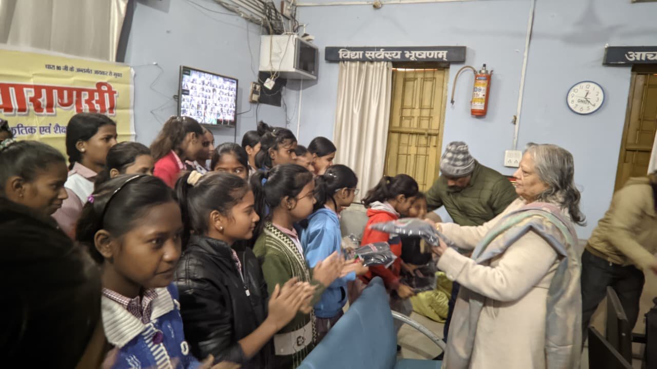 वाराणसी में शीतलहर के बीच संकल्प संस्था ने जे. पी. मेहता इंटर कॉलेज में छात्राओं को स्वेटर व शॉल वितरित किए। उद्देश्य ठंड से राहत देकर शिक्षा की निरंतरता बनाए रखना रहा। संस्था सदस्यों के सहयोग से हुई इस पहल ने “बेटी बचाओ, बेटी पढ़ाओ” अभियान को मानवीय आधार प्रदान किया।