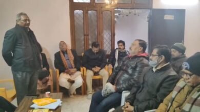 वाराणसी में भारत रत्न पंडित मदन मोहन मालवीय एवं भारत रत्न पूर्व प्रधानमंत्री अटल बिहारी वाजपेयी की जयंती के अवसर पर अखिल भारतीय मनीषी परिषद द्वारा संगोष्ठी का आयोजन किया गया। कारमाइकल लाइब्रेरी सभागार में हुई इस संगोष्ठी में वक्ताओं ने महामना मालवीय के शिक्षा, समाज सेवा और राष्ट्र निर्माण में योगदान को रेखांकित किया। साथ ही अटल बिहारी वाजपेयी द्वारा स्थापित राजनीतिक शुचिता और नैतिक मूल्यों को आज के समय में भी प्रासंगिक बताया गया। संगोष्ठी में शिक्षाविदों, अधिवक्ताओं और सामाजिक कार्यकर्ताओं की उल्लेखनीय उपस्थिति रही।