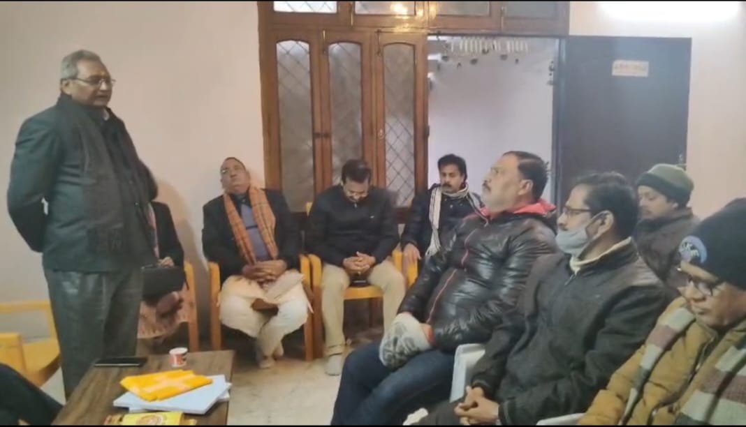 वाराणसी में भारत रत्न पंडित मदन मोहन मालवीय एवं भारत रत्न पूर्व प्रधानमंत्री अटल बिहारी वाजपेयी की जयंती के अवसर पर अखिल भारतीय मनीषी परिषद द्वारा संगोष्ठी का आयोजन किया गया। कारमाइकल लाइब्रेरी सभागार में हुई इस संगोष्ठी में वक्ताओं ने महामना मालवीय के शिक्षा, समाज सेवा और राष्ट्र निर्माण में योगदान को रेखांकित किया। साथ ही अटल बिहारी वाजपेयी द्वारा स्थापित राजनीतिक शुचिता और नैतिक मूल्यों को आज के समय में भी प्रासंगिक बताया गया। संगोष्ठी में शिक्षाविदों, अधिवक्ताओं और सामाजिक कार्यकर्ताओं की उल्लेखनीय उपस्थिति रही।