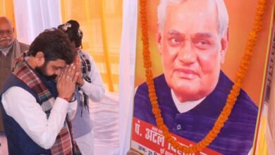 वाराणसी में भारत रत्न पूर्व प्रधानमंत्री अटल बिहारी वाजपेयी की जयंती पर उन्हें भावभीनी श्रद्धांजलि अर्पित की गई। प्रदेश सरकार के आयुष मंत्री डॉ. दयाशंकर मिश्र ‘दयालु’ ने अटल जी को राजनीति का अजातशत्रु बताते हुए कहा कि उनके विचार आज भी राष्ट्र को दिशा देते हैं। भाजपा द्वारा जयंती को ‘सुशासन दिवस’ के रूप में मनाते हुए कंबल वितरण, निःशुल्क स्वास्थ्य शिविर और दवा वितरण किया गया। साथ ही अटल जी के जन्म शताब्दी वर्ष पर उनके जीवन व कार्यों पर आधारित प्रदर्शनी का आयोजन भी हुआ।