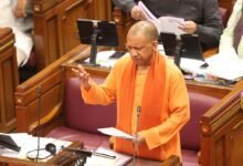 लखनऊ में विधानसभा के शीतकालीन सत्र के दौरान अनुपूरक बजट पर चर्चा में हिस्सा लेते हुए योगी आदित्यनाथ ने सरकार की प्राथमिकताओं, उपलब्धियों और कानून-व्यवस्था पर विस्तार से बात की। उन्होंने कहा कि 2017 के बाद उत्तर प्रदेश की छवि देश और दुनिया में बदली है। मुख्यमंत्री ने स्पष्ट किया कि सुरक्षा, विकास और गरीबों के अधिकार सरकार की सर्वोच्च प्राथमिकता हैं तथा अवैध कब्जों और माफिया के खिलाफ सख्त कार्रवाई जारी रहेगी।