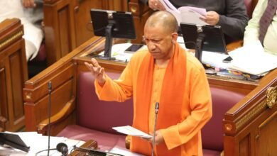 लखनऊ में विधानसभा के शीतकालीन सत्र के दौरान अनुपूरक बजट पर चर्चा में हिस्सा लेते हुए योगी आदित्यनाथ ने सरकार की प्राथमिकताओं, उपलब्धियों और कानून-व्यवस्था पर विस्तार से बात की। उन्होंने कहा कि 2017 के बाद उत्तर प्रदेश की छवि देश और दुनिया में बदली है। मुख्यमंत्री ने स्पष्ट किया कि सुरक्षा, विकास और गरीबों के अधिकार सरकार की सर्वोच्च प्राथमिकता हैं तथा अवैध कब्जों और माफिया के खिलाफ सख्त कार्रवाई जारी रहेगी।