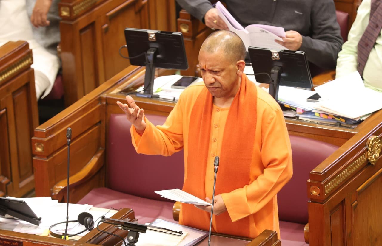 लखनऊ में विधानसभा के शीतकालीन सत्र के दौरान अनुपूरक बजट पर चर्चा में हिस्सा लेते हुए योगी आदित्यनाथ ने सरकार की प्राथमिकताओं, उपलब्धियों और कानून-व्यवस्था पर विस्तार से बात की। उन्होंने कहा कि 2017 के बाद उत्तर प्रदेश की छवि देश और दुनिया में बदली है। मुख्यमंत्री ने स्पष्ट किया कि सुरक्षा, विकास और गरीबों के अधिकार सरकार की सर्वोच्च प्राथमिकता हैं तथा अवैध कब्जों और माफिया के खिलाफ सख्त कार्रवाई जारी रहेगी।