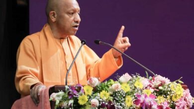 लखनऊ, 28 दिसंबर। ‘पुलिस मंथन’ सम्मेलन के समापन पर मुख्यमंत्री योगी आदित्यनाथ ने कानून-व्यवस्था को और मजबूत करने के लिए कड़े निर्देश दिए। उन्होंने सोशल मीडिया, साइबर अपराध, डीपफेक और दुष्प्रचार पर जीरो टॉलरेंस अपनाने, धर्मांतरण व गो-तस्करी के संगठित गिरोहों पर प्रहार तथा पाकिस्तान, बांग्लादेश और नेपाल सीमा से जुड़ी आतंकी गतिविधियों पर तकनीक आधारित निगरानी बढ़ाने को कहा।