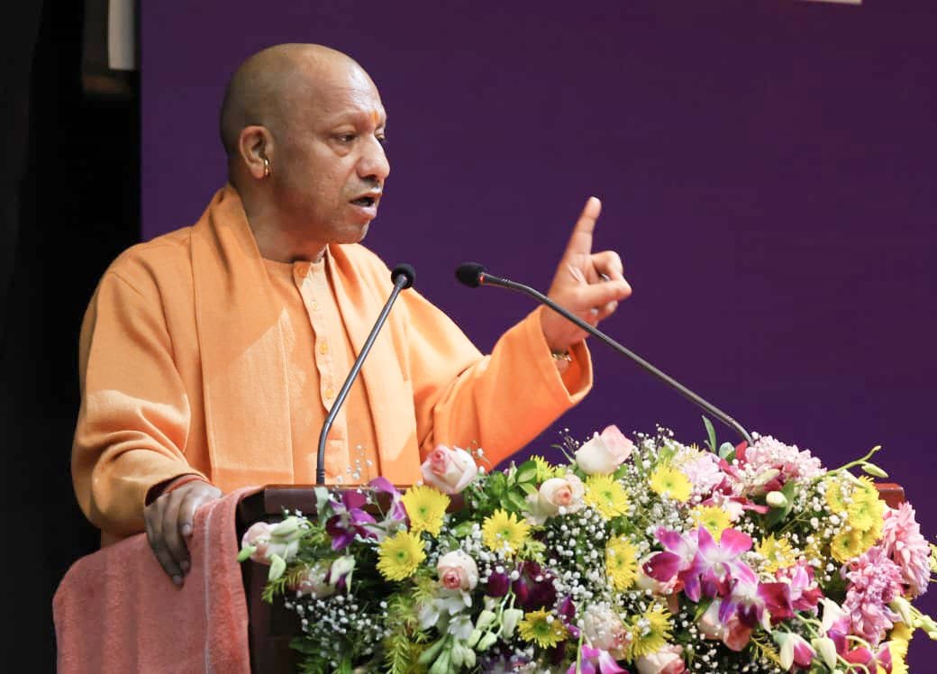 लखनऊ, 28 दिसंबर। ‘पुलिस मंथन’ सम्मेलन के समापन पर मुख्यमंत्री योगी आदित्यनाथ ने कानून-व्यवस्था को और मजबूत करने के लिए कड़े निर्देश दिए। उन्होंने सोशल मीडिया, साइबर अपराध, डीपफेक और दुष्प्रचार पर जीरो टॉलरेंस अपनाने, धर्मांतरण व गो-तस्करी के संगठित गिरोहों पर प्रहार तथा पाकिस्तान, बांग्लादेश और नेपाल सीमा से जुड़ी आतंकी गतिविधियों पर तकनीक आधारित निगरानी बढ़ाने को कहा।