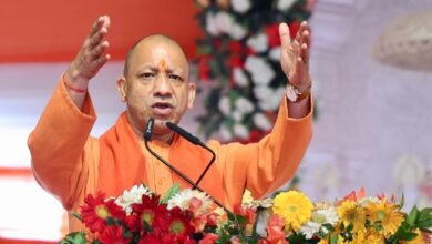 अयोध्या स्थित श्रीरामजन्मभूमि मंदिर में श्रीरामलला की प्राण-प्रतिष्ठा की दूसरी वर्षगांठ ‘प्रतिष्ठा द्वादशी’ श्रद्धा और उल्लास के साथ मनाई गई। समारोह में मुख्यमंत्री योगी आदित्यनाथ और रक्षा मंत्री राजनाथ सिंह शामिल हुए। सीएम योगी ने 2026 के लिए मंगलकामना करते हुए कहा कि अयोध्या ने संघर्षों से निकलकर विकास और विश्वास की नई पहचान बनाई है। उन्होंने रामजन्मभूमि आंदोलन के ऐतिहासिक पड़ाव, सुरक्षा सुदृढ़ीकरण और अभूतपूर्व कनेक्टिविटी का उल्लेख किया। सीएम ने कहा कि यह विराम नहीं, बल्कि सनातन गौरव और विकसित भारत की नई यात्रा की शुरुआत है।