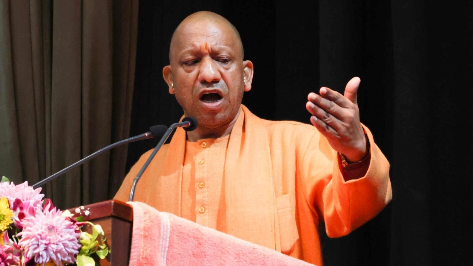 लखनऊ। ‘पुलिस मंथन–2025’ के समापन अवसर पर मुख्यमंत्री योगी आदित्यनाथ ने कहा कि कानून का राज ही उत्तर प्रदेश की सबसे बड़ी ताकत है। इसी से असुरक्षा का भाव खत्म हुआ और प्रदेश निवेश का ड्रीम डेस्टिनेशन बना। उन्होंने पुलिस अधिकारियों से संवाद, संवेदनशीलता और तकनीकी दक्षता बढ़ाने का आह्वान किया। स्मार्ट पुलिसिंग, मानव इंटेलिजेंस और स्थिर प्रशासनिक व्यवस्था से यूपी मॉडल आज देशभर में चर्चा का विषय बन चुका है।