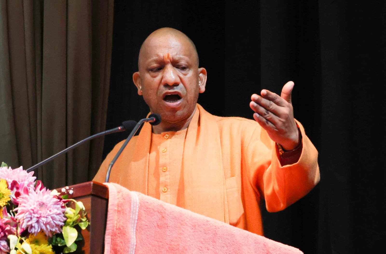 लखनऊ। ‘पुलिस मंथन–2025’ के समापन अवसर पर मुख्यमंत्री योगी आदित्यनाथ ने कहा कि कानून का राज ही उत्तर प्रदेश की सबसे बड़ी ताकत है। इसी से असुरक्षा का भाव खत्म हुआ और प्रदेश निवेश का ड्रीम डेस्टिनेशन बना। उन्होंने पुलिस अधिकारियों से संवाद, संवेदनशीलता और तकनीकी दक्षता बढ़ाने का आह्वान किया। स्मार्ट पुलिसिंग, मानव इंटेलिजेंस और स्थिर प्रशासनिक व्यवस्था से यूपी मॉडल आज देशभर में चर्चा का विषय बन चुका है।