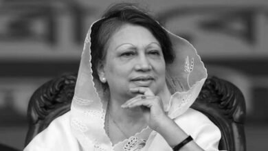 बंगलादेश की पूर्व प्रधानमंत्री और बंगलादेश राष्ट्रवादी पार्टी (BNP) की अध्यक्ष बेगम खालिदा जिया का मंगलवार सुबह ढाका के एवरकेयर अस्पताल में लंबी बीमारी के बाद निधन हो गया। वह 80 वर्ष की थीं। दिल और फेफड़ों में गंभीर संक्रमण व निमोनिया के कारण उनका इलाज चल रहा था। तीन बार प्रधानमंत्री रहीं खालिदा जिया बंगलादेश की पहली लोकतांत्रिक रूप से निर्वाचित महिला प्रधानमंत्री थीं। उनका अंतिम संस्कार बुधवार को ढाका के मानिक मियां एवेन्यू में होने की संभावना है। प्रधानमंत्री नरेन्द्र मोदी सहित कई नेताओं ने उनके निधन को “एक युग का अंत” बताया।