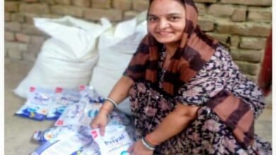 भदोही की रेखा देवी योगी आदित्यनाथ सरकार की महिला सशक्तिकरण योजनाओं की जीवंत मिसाल हैं। स्वयं सहायता समूह और “रंग दे एमएफआई” योजना से 80,000 रुपये का ऋण लेकर उन्होंने “प्रियल” ब्रांड का डिटर्जेंट पाउडर बनाना शुरू किया। इससे न सिर्फ उनकी आय 4,000 से बढ़कर 10,000 रुपये हुई, बल्कि गांव की अन्य महिलाओं को भी रोजगार मिला। सही मार्गदर्शन और सहयोग से गांव-गांव आत्मनिर्भरता की नई रोशनी फैल रही है।