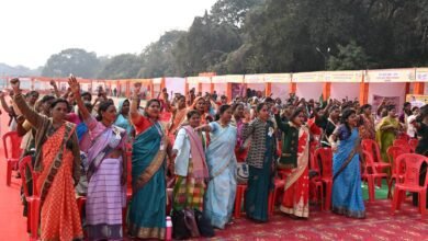 उत्तर प्रदेश दिवस के अवसर पर नमो घाट, वाराणसी में आयोजित जनपद स्तरीय प्रेरणा सरस मेला सफलतापूर्वक संपन्न हुआ। मेले में 26 स्वयं सहायता समूहों के स्टॉल लगाए गए, जिनसे ₹3.98 लाख से अधिक की बिक्री हुई। उत्कृष्ट उत्पाद के लिए महालक्ष्मी स्वयं सहायता समूह तथा सर्वाधिक बिक्री हेतु काशी प्रेरणा कैफे को सम्मानित किया गया। साथ ही 199 स्वयं सहायता समूहों को ₹2.98 करोड़ का क्रेडिट लिंकेज प्रदान किया गया, जिससे महिला सशक्तिकरण को नई गति मिली।