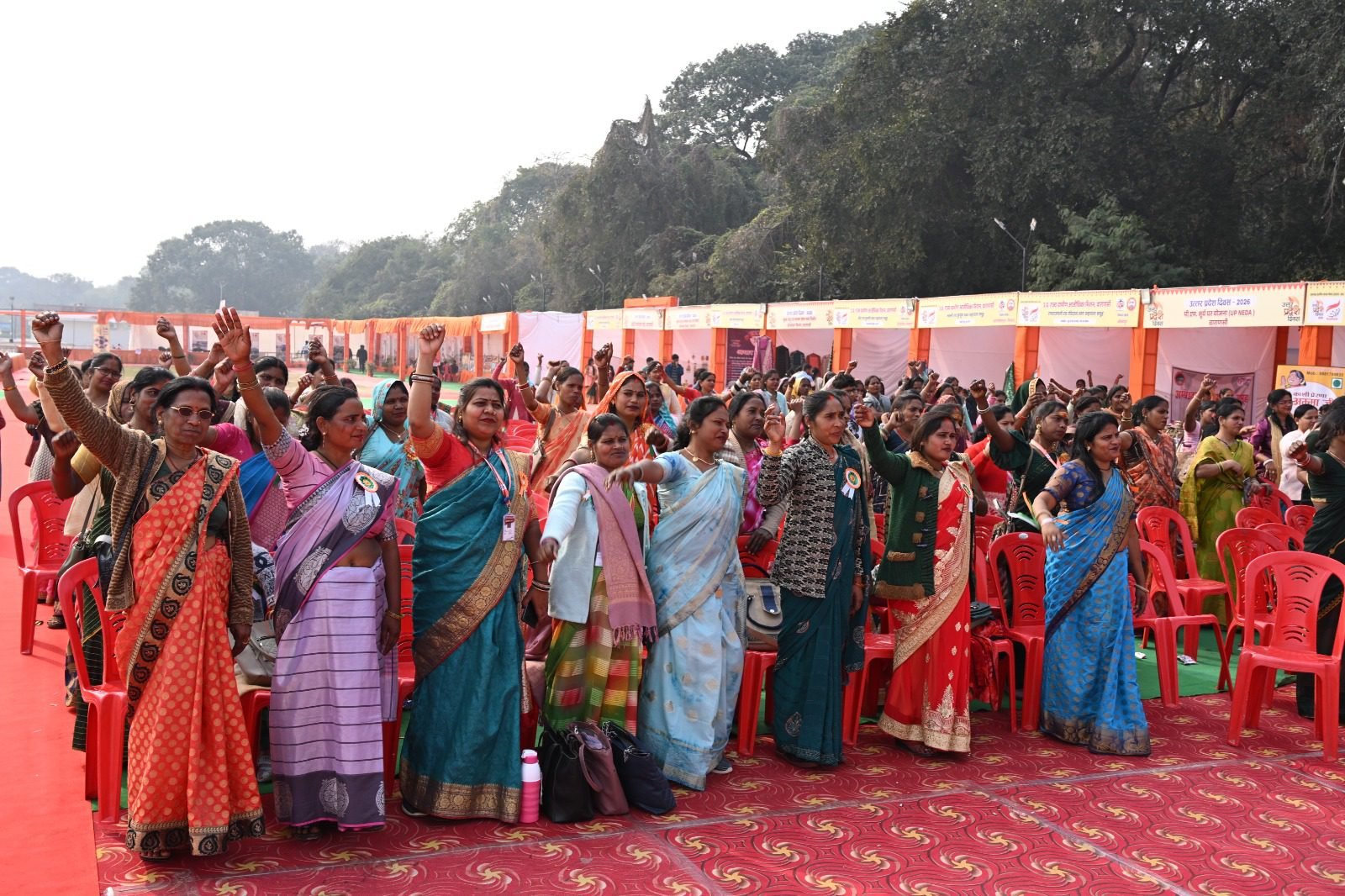 उत्तर प्रदेश दिवस के अवसर पर नमो घाट, वाराणसी में आयोजित जनपद स्तरीय प्रेरणा सरस मेला सफलतापूर्वक संपन्न हुआ। मेले में 26 स्वयं सहायता समूहों के स्टॉल लगाए गए, जिनसे ₹3.98 लाख से अधिक की बिक्री हुई। उत्कृष्ट उत्पाद के लिए महालक्ष्मी स्वयं सहायता समूह तथा सर्वाधिक बिक्री हेतु काशी प्रेरणा कैफे को सम्मानित किया गया। साथ ही 199 स्वयं सहायता समूहों को ₹2.98 करोड़ का क्रेडिट लिंकेज प्रदान किया गया, जिससे महिला सशक्तिकरण को नई गति मिली।