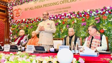 लखनऊ में 86वें अखिल भारतीय पीठासीन अधिकारी सम्मेलन के समापन पर लोकसभा अध्यक्ष ओम बिरला ने लोकतांत्रिक संस्थाओं को अधिक प्रभावी, जवाबदेह और जन-आकांक्षाओं के अनुरूप बनाने का आह्वान किया। उन्होंने प्रौद्योगिकी और एआई के उपयोग, न्यूनतम 30 दिन सदन बैठकें, सार्थक बहस और ‘लेजिसलेटिव इंडेक्स’ को लोकतंत्र को मजबूत करने की दिशा में अहम बताया।