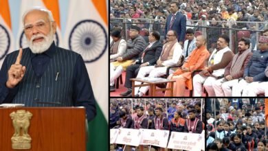 प्रधानमंत्री नरेन्द्र मोदी ने वीडियो कॉन्फ्रेंसिंग के माध्यम से वाराणसी में आयोजित 72वीं राष्ट्रीय वॉलीबॉल चैंपियनशिप का उद्घाटन किया। उन्होंने खिलाड़ियों का स्वागत करते हुए कहा कि वॉलीबॉल संतुलन, सहयोग और टीम भावना का प्रतीक है। 28 राज्यों की भागीदारी को उन्होंने ‘एक भारत, श्रेष्ठ भारत’ की जीवंत तस्वीर बताया। पीएम मोदी ने खेलों में बढ़ते सरकारी समर्थन, ‘खेलो इंडिया’ और खिलाड़ी-केंद्रित नीतियों का उल्लेख किया। कार्यक्रम में योगी आदित्यनाथ सहित कई गणमान्य उपस्थित रहे। पीएम ने खिलाड़ियों को काशी की विरासत अनुभव करने और उत्कृष्ट प्रदर्शन के लिए शुभकामनाएं दीं।