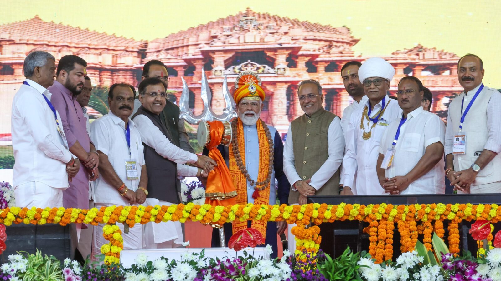 प्रधानमंत्री नरेंद्र मोदी ने गुजरात के सोमनाथ मंदिर में आयोजित सोमनाथ स्वाभिमान पर्व को संबोधित करते हुए कहा कि यह उत्सव भारत की आस्था, गौरव और पुनर्निर्माण की चेतना का प्रतीक है। उन्होंने कहा कि हजार वर्षों के आक्रमणों के बावजूद सोमनाथ बार-बार पुनर्निर्मित हुआ, जो भारत की अटूट आस्था और साहस का प्रमाण है। प्रधानमंत्री ने भगवान महादेव के आशीर्वाद, पूर्वजों के बलिदान और सांस्कृतिक विरासत को स्मरण करते हुए कहा कि सोमनाथ केवल इतिहास नहीं, बल्कि भविष्य की प्रेरणा है। यह पर्व भारत की आत्मा, स्वाभिमान और सनातन चेतना को सशक्त करता है।