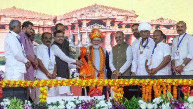 प्रधानमंत्री नरेंद्र मोदी ने गुजरात के सोमनाथ मंदिर में आयोजित सोमनाथ स्वाभिमान पर्व को संबोधित करते हुए कहा कि यह उत्सव भारत की आस्था, गौरव और पुनर्निर्माण की चेतना का प्रतीक है। उन्होंने कहा कि हजार वर्षों के आक्रमणों के बावजूद सोमनाथ बार-बार पुनर्निर्मित हुआ, जो भारत की अटूट आस्था और साहस का प्रमाण है। प्रधानमंत्री ने भगवान महादेव के आशीर्वाद, पूर्वजों के बलिदान और सांस्कृतिक विरासत को स्मरण करते हुए कहा कि सोमनाथ केवल इतिहास नहीं, बल्कि भविष्य की प्रेरणा है। यह पर्व भारत की आत्मा, स्वाभिमान और सनातन चेतना को सशक्त करता है।