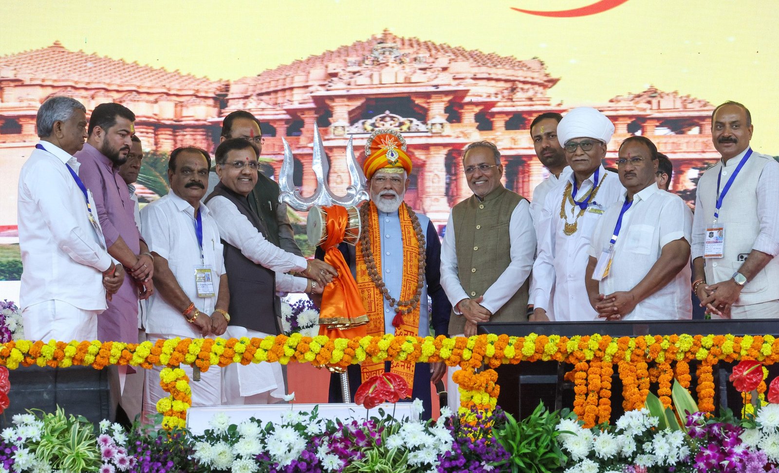 प्रधानमंत्री नरेंद्र मोदी ने गुजरात के सोमनाथ मंदिर में आयोजित सोमनाथ स्वाभिमान पर्व को संबोधित करते हुए कहा कि यह उत्सव भारत की आस्था, गौरव और पुनर्निर्माण की चेतना का प्रतीक है। उन्होंने कहा कि हजार वर्षों के आक्रमणों के बावजूद सोमनाथ बार-बार पुनर्निर्मित हुआ, जो भारत की अटूट आस्था और साहस का प्रमाण है। प्रधानमंत्री ने भगवान महादेव के आशीर्वाद, पूर्वजों के बलिदान और सांस्कृतिक विरासत को स्मरण करते हुए कहा कि सोमनाथ केवल इतिहास नहीं, बल्कि भविष्य की प्रेरणा है। यह पर्व भारत की आत्मा, स्वाभिमान और सनातन चेतना को सशक्त करता है।