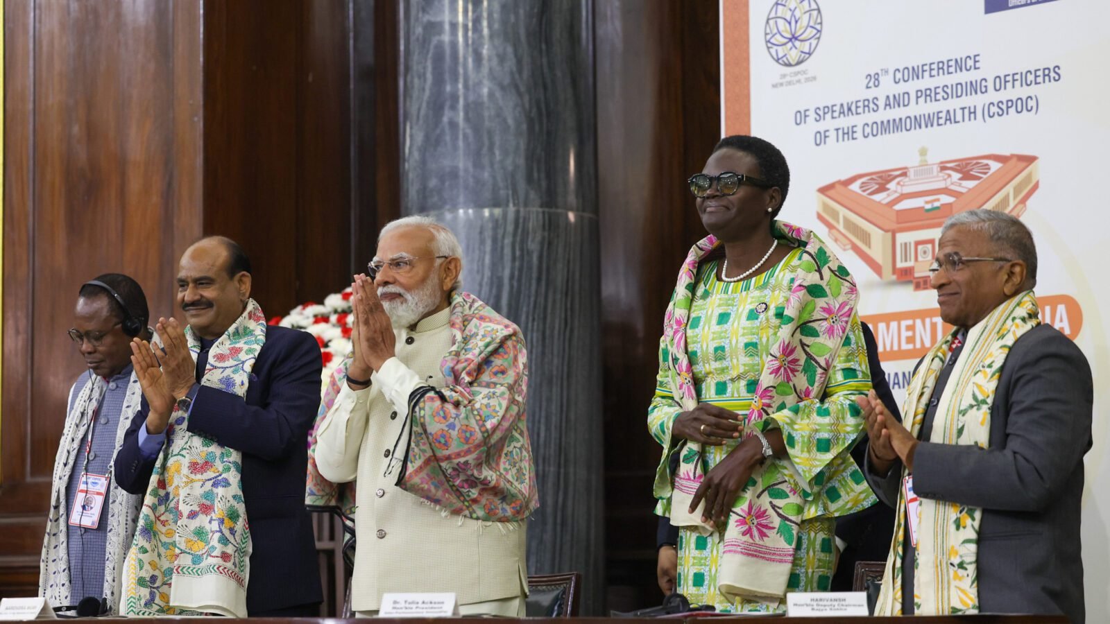 प्रधानमंत्री नरेंद्र मोदी ने नई दिल्ली स्थित संसद भवन परिसर के संविधान सदन में राष्ट्रमंडल देशों के लोकसभा अध्यक्षों और पीठासीन अधिकारियों के 28वें सम्मेलन (सीएसपीओसी) का उद्घाटन किया। उन्होंने कहा कि संसदीय लोकतंत्र में अध्यक्ष की भूमिका धैर्य, निष्पक्षता और संवाद की होती है। पीएम मोदी ने भारत की लोकतांत्रिक यात्रा, विविधता में एकता और विकास के साथ लोकतंत्र की सफलता को रेखांकित किया। उन्होंने कहा कि भारत में लोकतंत्र का अर्थ अंतिम व्यक्ति तक लाभ पहुंचाना है और यही इसकी सबसे बड़ी ताकत है।