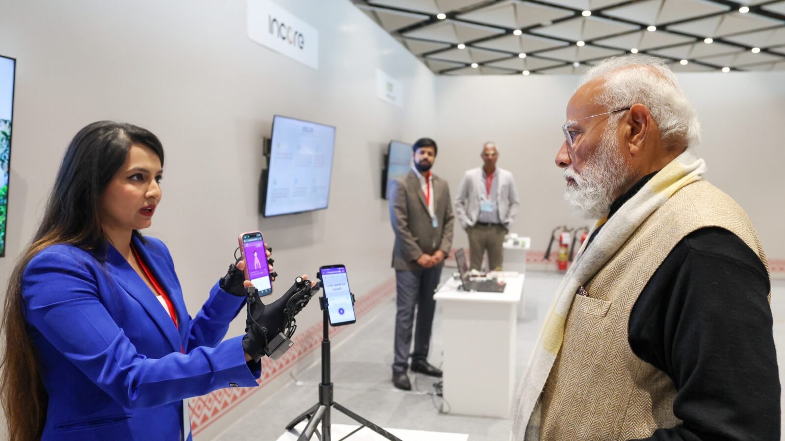 प्रधानमंत्री नरेंद्र मोदी ने राष्ट्रीय स्टार्टअप दिवस के अवसर पर देश के स्टार्टअप समुदाय को बधाई देते हुए कहा कि भारतीय युवा नवाचार और उद्यमशीलता के क्षेत्र में लगातार नए रिकॉर्ड बना रहे हैं। उन्होंने सोशल मीडिया मंच एक्स पर कहा कि युवाओं का साहस, जुनून और लगन ही विकसित भारत के सपने को साकार करने की सबसे बड़ी शक्ति है। प्रधानमंत्री ने निरंतर प्रयास के महत्व को रेखांकित करते हुए संस्कृत श्लोक का उल्लेख किया। गौरतलब है कि भारत दुनिया के सबसे बड़े स्टार्टअप इकोसिस्टम में शामिल हो चुका है, जहां दो लाख से अधिक स्टार्टअप सक्रिय हैं।