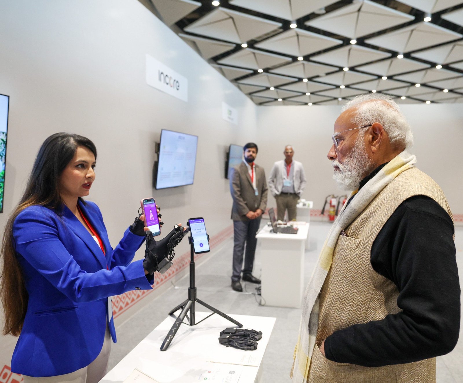 प्रधानमंत्री नरेंद्र मोदी ने राष्ट्रीय स्टार्टअप दिवस के अवसर पर देश के स्टार्टअप समुदाय को बधाई देते हुए कहा कि भारतीय युवा नवाचार और उद्यमशीलता के क्षेत्र में लगातार नए रिकॉर्ड बना रहे हैं। उन्होंने सोशल मीडिया मंच एक्स पर कहा कि युवाओं का साहस, जुनून और लगन ही विकसित भारत के सपने को साकार करने की सबसे बड़ी शक्ति है। प्रधानमंत्री ने निरंतर प्रयास के महत्व को रेखांकित करते हुए संस्कृत श्लोक का उल्लेख किया। गौरतलब है कि भारत दुनिया के सबसे बड़े स्टार्टअप इकोसिस्टम में शामिल हो चुका है, जहां दो लाख से अधिक स्टार्टअप सक्रिय हैं।