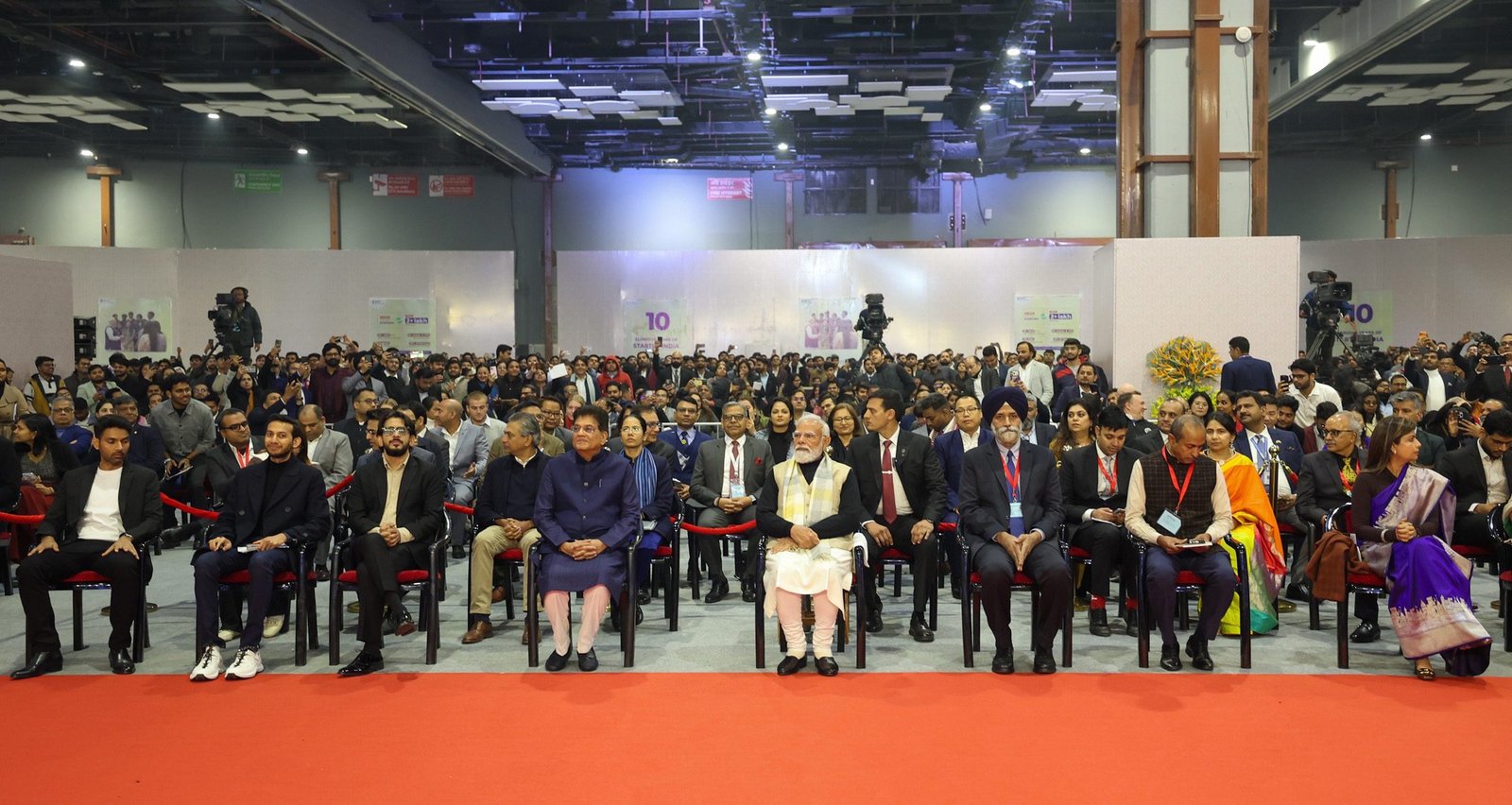 केंद्रीय वाणिज्य एवं उद्योग मंत्री पीयूष गोयल ने कहा कि स्टार्टअप इंडिया आज नए भारत का निर्णायक राष्ट्रीय आंदोलन बन चुका है। उन्होंने बताया कि 2016 में जहां देश में करीब 400 स्टार्टअप थे, वहीं अब इनकी संख्या दो लाख से अधिक हो गई है, जिससे लगभग 21 लाख रोजगार सृजित हुए हैं। डीप टेक, एआई और उभरती तकनीकों पर फोकस के साथ स्टार्टअप क्रांति छोटे शहरों और गांवों तक फैल चुकी है।