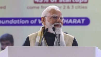 राष्ट्रीय स्टार्टअप दिवस पर प्रधानमंत्री नरेंद्र मोदी ने भारत मंडपम में स्टार्टअप इंडिया के 10 वर्ष पूरे होने पर आयोजित कार्यक्रम को संबोधित किया। उन्होंने कहा कि यह सिर्फ एक योजना की सफलता नहीं, बल्कि लाखों सपनों के साकार होने की कहानी है। पीएम मोदी ने बताया कि 10 साल में स्टार्टअप की संख्या 500 से बढ़कर 2 लाख हो गई है और भारत दुनिया का तीसरा सबसे बड़ा स्टार्टअप इकोसिस्टम बन चुका है। उन्होंने युवाओं के साहस, जोखिम लेने की क्षमता और नवाचार को भारत के उज्ज्वल भविष्य की कुंजी बताया।