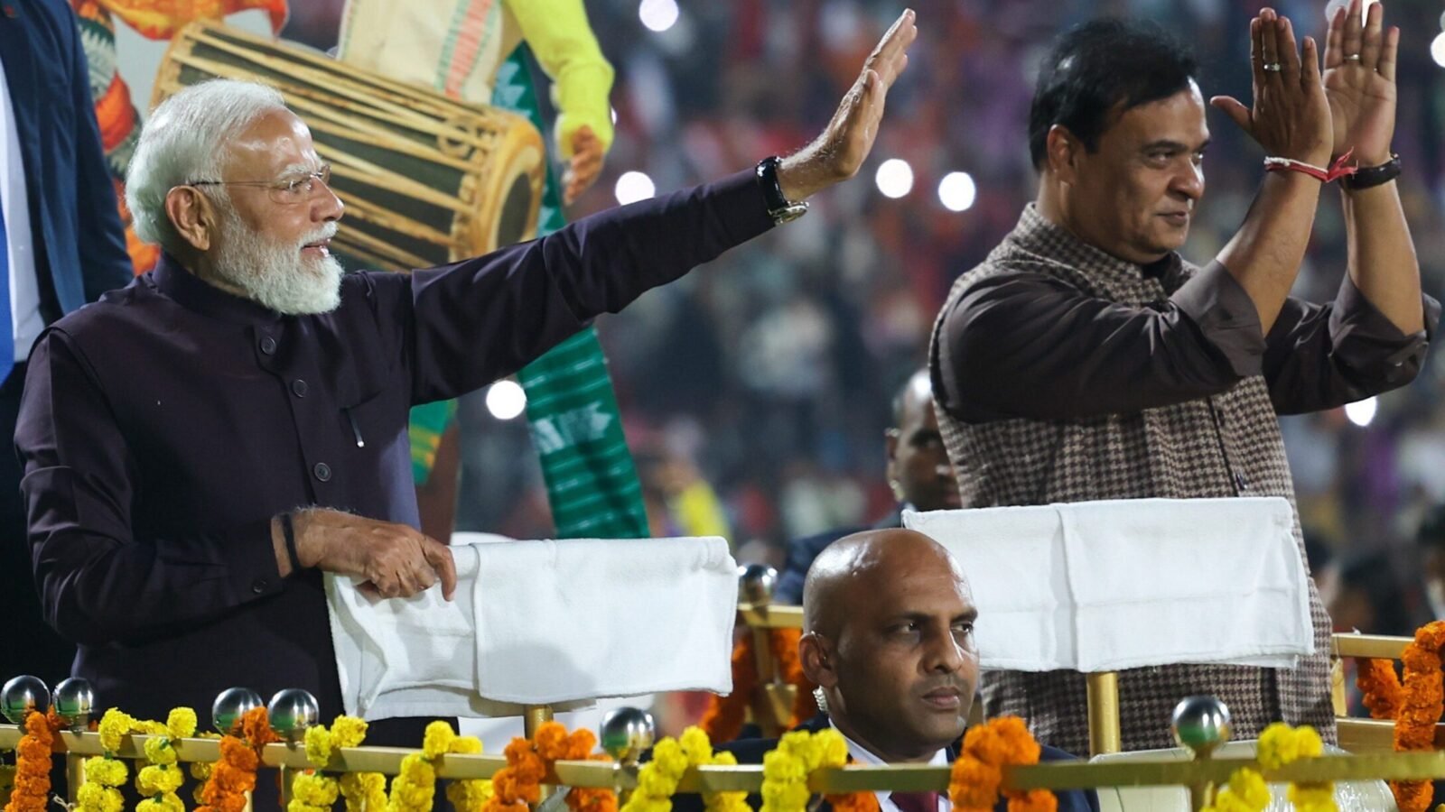 असम में आयोजित बागुरुम्बा दहोउ कार्यक्रम के दौरान प्रधानमंत्री ने राज्य की समृद्ध संस्कृति, बोडो परंपराओं और शांति की नई यात्रा को रेखांकित किया। उन्होंने कहा कि असम अब हिंसा और अस्थिरता के दौर से निकलकर विकास, विश्वास और सांस्कृतिक गौरव के मार्ग पर तेजी से आगे बढ़ रहा है। 2020 के बोडो शांति समझौते के बाद युवाओं को नए अवसर मिले हैं और बोडोलैंड में शिक्षा, स्वास्थ्य व बुनियादी ढांचे का तेज विकास हुआ है। प्रधानमंत्री ने असम की प्रगति को पूरे भारत की उपलब्धि बताते हुए कहा कि संस्कृति के सम्मान से ही स्थायी विकास संभव है।