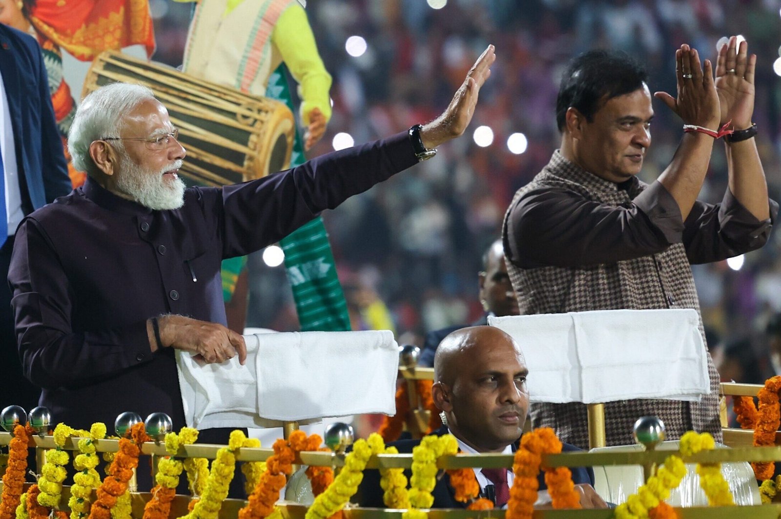 असम में आयोजित बागुरुम्बा दहोउ कार्यक्रम के दौरान प्रधानमंत्री ने राज्य की समृद्ध संस्कृति, बोडो परंपराओं और शांति की नई यात्रा को रेखांकित किया। उन्होंने कहा कि असम अब हिंसा और अस्थिरता के दौर से निकलकर विकास, विश्वास और सांस्कृतिक गौरव के मार्ग पर तेजी से आगे बढ़ रहा है। 2020 के बोडो शांति समझौते के बाद युवाओं को नए अवसर मिले हैं और बोडोलैंड में शिक्षा, स्वास्थ्य व बुनियादी ढांचे का तेज विकास हुआ है। प्रधानमंत्री ने असम की प्रगति को पूरे भारत की उपलब्धि बताते हुए कहा कि संस्कृति के सम्मान से ही स्थायी विकास संभव है।