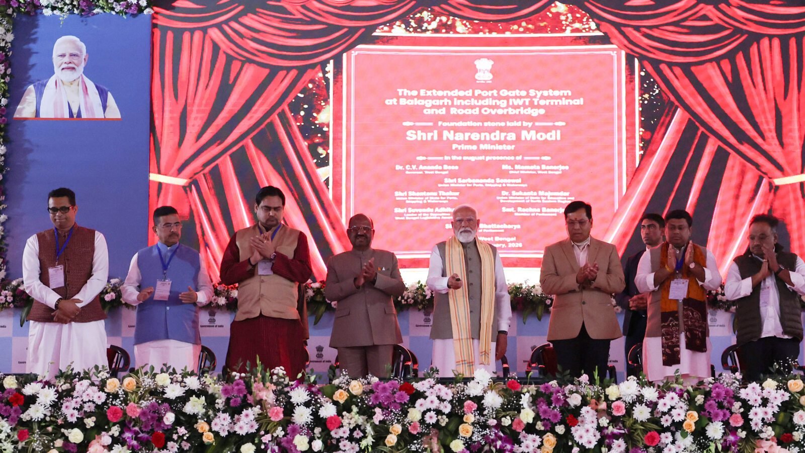 प्रधानमंत्री नरेंद्र मोदी ने पश्चिम बंगाल के हुगली जिले के सिंगूर में 830 करोड़ रुपये से अधिक की विभिन्न विकास परियोजनाओं का उद्घाटन, शिलान्यास और हरी झंडी दिखाकर शुभारंभ किया। उन्होंने कहा कि विकसित भारत के लिए पूर्वी भारत का विकास आवश्यक है और केंद्र सरकार इस दिशा में निरंतर कार्य कर रही है। पीएम मोदी ने वंदे भारत स्लीपर और अमृत भारत एक्सप्रेस ट्रेनों, जलमार्गों, बंदरगाह विस्तार और हरित परिवहन परियोजनाओं को बंगाल के औद्योगिक, व्यापारिक और रोजगार विकास के लिए महत्वपूर्ण बताया। इन पहलों से कनेक्टिविटी, निवेश और रोजगार के नए अवसर सृजित होंगे।