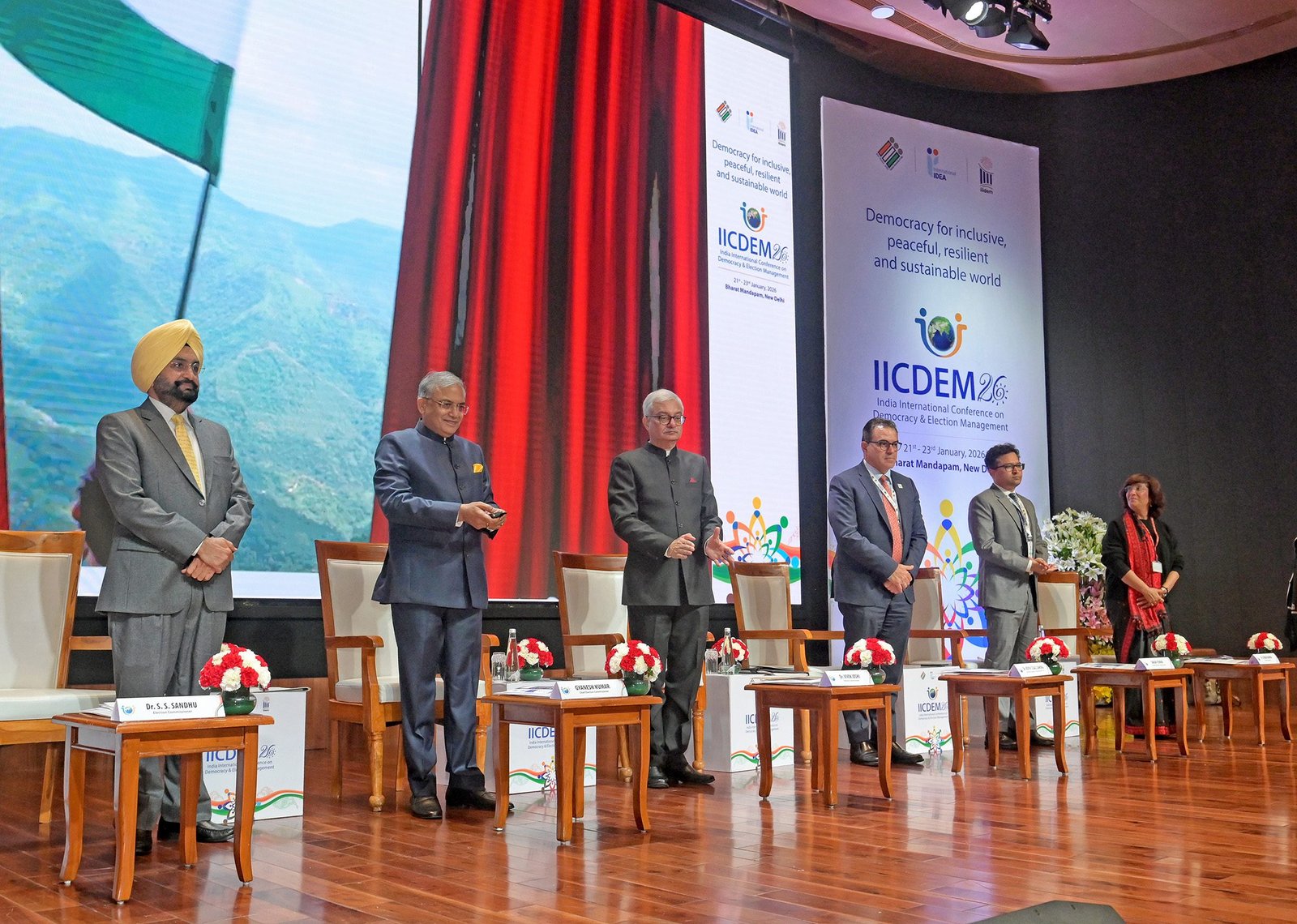 मुख्य चुनाव आयुक्त ज्ञानेश कुमार ने नई दिल्ली में आयोजित अंतरराष्ट्रीय सम्मेलन आईआईसीडीईएम-2026 में भारत के चुनाव आयोग के एकीकृत डिजिटल प्लेटफॉर्म ईसीआईनेट का उद्घाटन किया। यह मंच नागरिकों, उम्मीदवारों, राजनीतिक दलों और चुनाव अधिकारियों को एक ही सुरक्षित प्लेटफॉर्म पर सभी चुनावी सेवाएं उपलब्ध कराएगा। ईसीआईनेट 22 अनुसूचित भाषाओं और अंग्रेजी में उपलब्ध है। इसमें मतदाता पंजीकरण, ई-ईपीआईसी डाउनलोड, शिकायत निवारण, मतदान रुझान जैसी सेवाएं शामिल हैं। आयोग ने इसकी तकनीक को अन्य देशों के साथ साझा करने का भी प्रस्ताव दिया है।