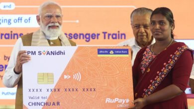 प्रधानमंत्री नरेंद्र मोदी ने तिरुवनंतपुरम में पीएम स्वनिधि क्रेडिट कार्ड की शुरुआत करते हुए कहा कि इससे देशभर के रेहड़ी-पटरी और फुटपाथ पर काम करने वाले लाखों लोगों को बैंकिंग सुविधा और आसान ऋण मिलेगा। केरल में हजारों लाभार्थियों को क्रेडिट कार्ड वितरित किए गए। साथ ही पीएम मोदी ने तीन अमृत भारत एक्सप्रेस ट्रेनों को हरी झंडी दिखाकर रवाना किया और कई विकास परियोजनाओं का उद्घाटन व शिलान्यास किया।