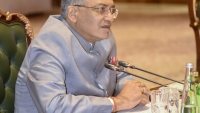 राष्ट्रीय मतदाता दिवस की पूर्व संध्या पर मुख्य चुनाव आयुक्त ज्ञानेश कुमार ने देश के मतदाताओं, विशेषकर युवाओं से मतदान को राष्ट्र सेवा मानते हुए लोकतंत्र के राजदूत बनने की अपील की। उन्होंने युवाओं से भ्रामक सूचनाओं और दुष्प्रचार के खिलाफ नेतृत्व करने तथा अन्य मतदाताओं को मतदान के लिए प्रेरित करने का आह्वान किया। उन्होंने बताया कि चुनाव आयोग युवाओं के लिए समर्पित युवा-केंद्रित अभियान शुरू करेगा। आयोग की डिजिटल पहलों, मतदाता सूची शुद्धीकरण और ईसीआईनेट ऐप जैसी सुधारों से चुनाव प्रक्रिया अधिक पारदर्शी और सुलभ बनी है।