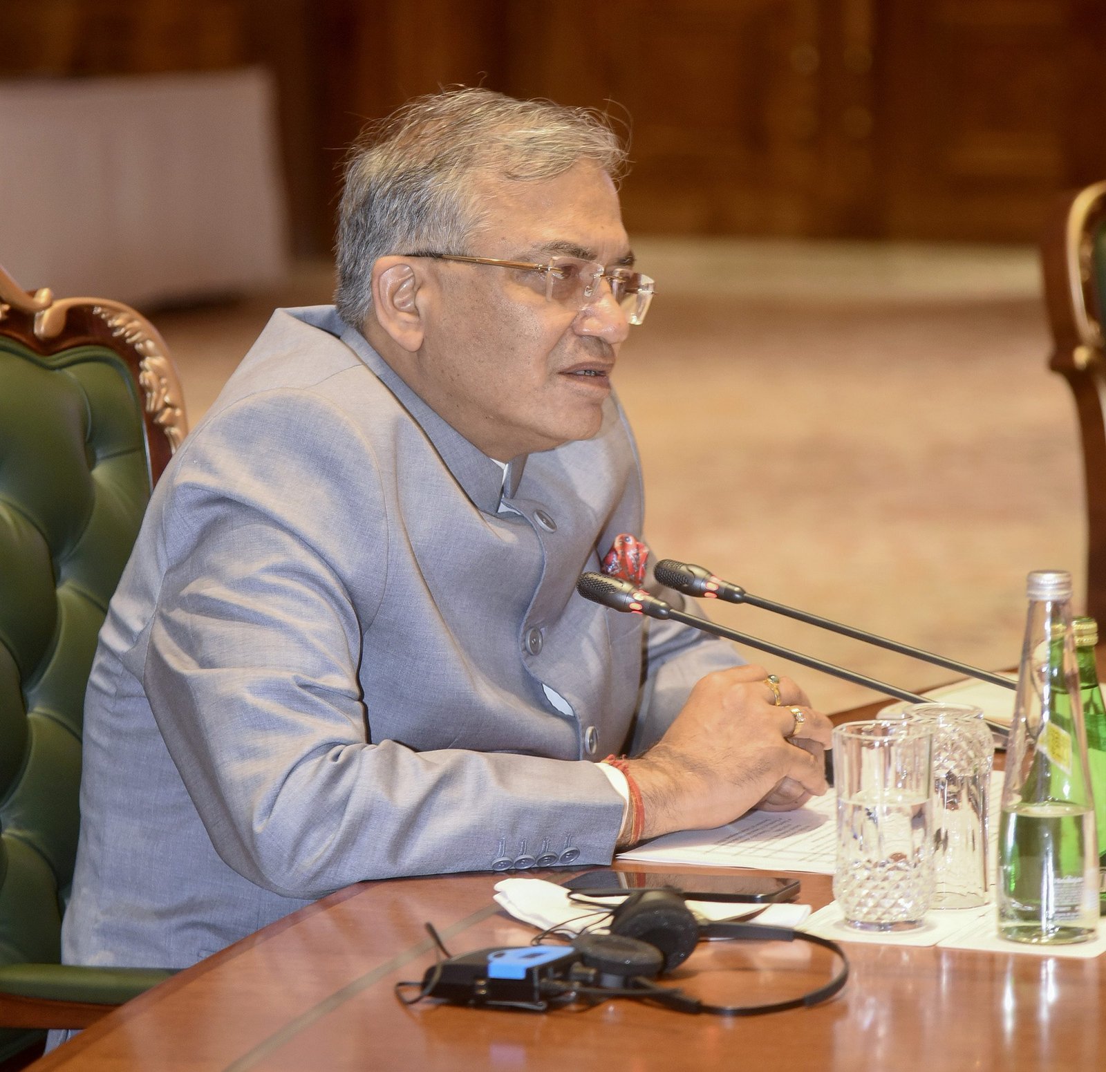 राष्ट्रीय मतदाता दिवस की पूर्व संध्या पर मुख्य चुनाव आयुक्त ज्ञानेश कुमार ने देश के मतदाताओं, विशेषकर युवाओं से मतदान को राष्ट्र सेवा मानते हुए लोकतंत्र के राजदूत बनने की अपील की। उन्होंने युवाओं से भ्रामक सूचनाओं और दुष्प्रचार के खिलाफ नेतृत्व करने तथा अन्य मतदाताओं को मतदान के लिए प्रेरित करने का आह्वान किया। उन्होंने बताया कि चुनाव आयोग युवाओं के लिए समर्पित युवा-केंद्रित अभियान शुरू करेगा। आयोग की डिजिटल पहलों, मतदाता सूची शुद्धीकरण और ईसीआईनेट ऐप जैसी सुधारों से चुनाव प्रक्रिया अधिक पारदर्शी और सुलभ बनी है।