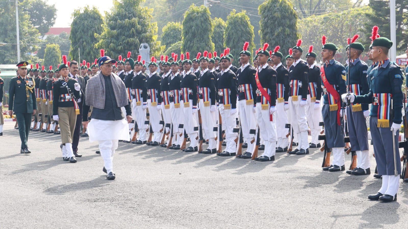 दिल्ली कैंट में एनसीसी गणतंत्र दिवस शिविर को संबोधित करते हुए रक्षा मंत्री राजनाथ सिंह ने युवाओं से शारीरिक, मानसिक और भावनात्मक रूप से मजबूत बनने का आह्वान किया। उन्होंने एनसीसी कैडेटों को राष्ट्र की दूसरी रक्षा पंक्ति बताते हुए ऑपरेशन सिंदूर के दौरान उनकी भूमिका की सराहना की। रक्षा मंत्री ने युवाओं को अभिमन्यु की तरह हर चुनौती का सामना करने के लिए तैयार रहने का संदेश दिया। उन्होंने 2047 तक विकसित भारत के लक्ष्य में युवाओं की निर्णायक भूमिका पर जोर देते हुए अनुशासन, देशभक्ति और बहुविकल्पीय सोच (प्लान-बी, प्लान-सी) को जीवन की सफलता का आधार बताया।