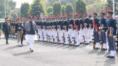 दिल्ली कैंट में एनसीसी गणतंत्र दिवस शिविर को संबोधित करते हुए रक्षा मंत्री राजनाथ सिंह ने युवाओं से शारीरिक, मानसिक और भावनात्मक रूप से मजबूत बनने का आह्वान किया। उन्होंने एनसीसी कैडेटों को राष्ट्र की दूसरी रक्षा पंक्ति बताते हुए ऑपरेशन सिंदूर के दौरान उनकी भूमिका की सराहना की। रक्षा मंत्री ने युवाओं को अभिमन्यु की तरह हर चुनौती का सामना करने के लिए तैयार रहने का संदेश दिया। उन्होंने 2047 तक विकसित भारत के लक्ष्य में युवाओं की निर्णायक भूमिका पर जोर देते हुए अनुशासन, देशभक्ति और बहुविकल्पीय सोच (प्लान-बी, प्लान-सी) को जीवन की सफलता का आधार बताया।