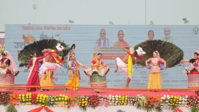 यूपी दिवस-2026 का भव्य शुभारंभ लखनऊ में गृह मंत्री अमित शाह के मुख्य आतिथ्य में हुआ। मुख्यमंत्री योगी आदित्यनाथ के विजन के तहत यह आयोजन प्रदेश के साथ-साथ देश और विदेशों में भी मनाया जा रहा है। रूस, ब्रिटेन, जापान, जर्मनी समेत कई देशों में सांस्कृतिक कार्यक्रम हुए। ‘एक जनपद-एक उत्पाद’ और ‘एक जनपद-एक व्यंजन’ की प्रदर्शनी यूपी की विकास यात्रा और सांस्कृतिक पहचान को वैश्विक मंच पर प्रस्तुत कर रही है।
