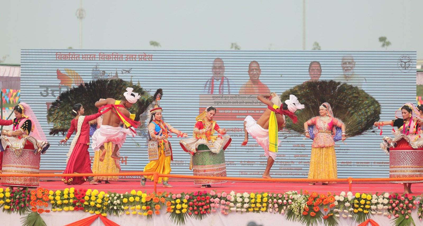 यूपी दिवस-2026 का भव्य शुभारंभ लखनऊ में गृह मंत्री अमित शाह के मुख्य आतिथ्य में हुआ। मुख्यमंत्री योगी आदित्यनाथ के विजन के तहत यह आयोजन प्रदेश के साथ-साथ देश और विदेशों में भी मनाया जा रहा है। रूस, ब्रिटेन, जापान, जर्मनी समेत कई देशों में सांस्कृतिक कार्यक्रम हुए। ‘एक जनपद-एक उत्पाद’ और ‘एक जनपद-एक व्यंजन’ की प्रदर्शनी यूपी की विकास यात्रा और सांस्कृतिक पहचान को वैश्विक मंच पर प्रस्तुत कर रही है।