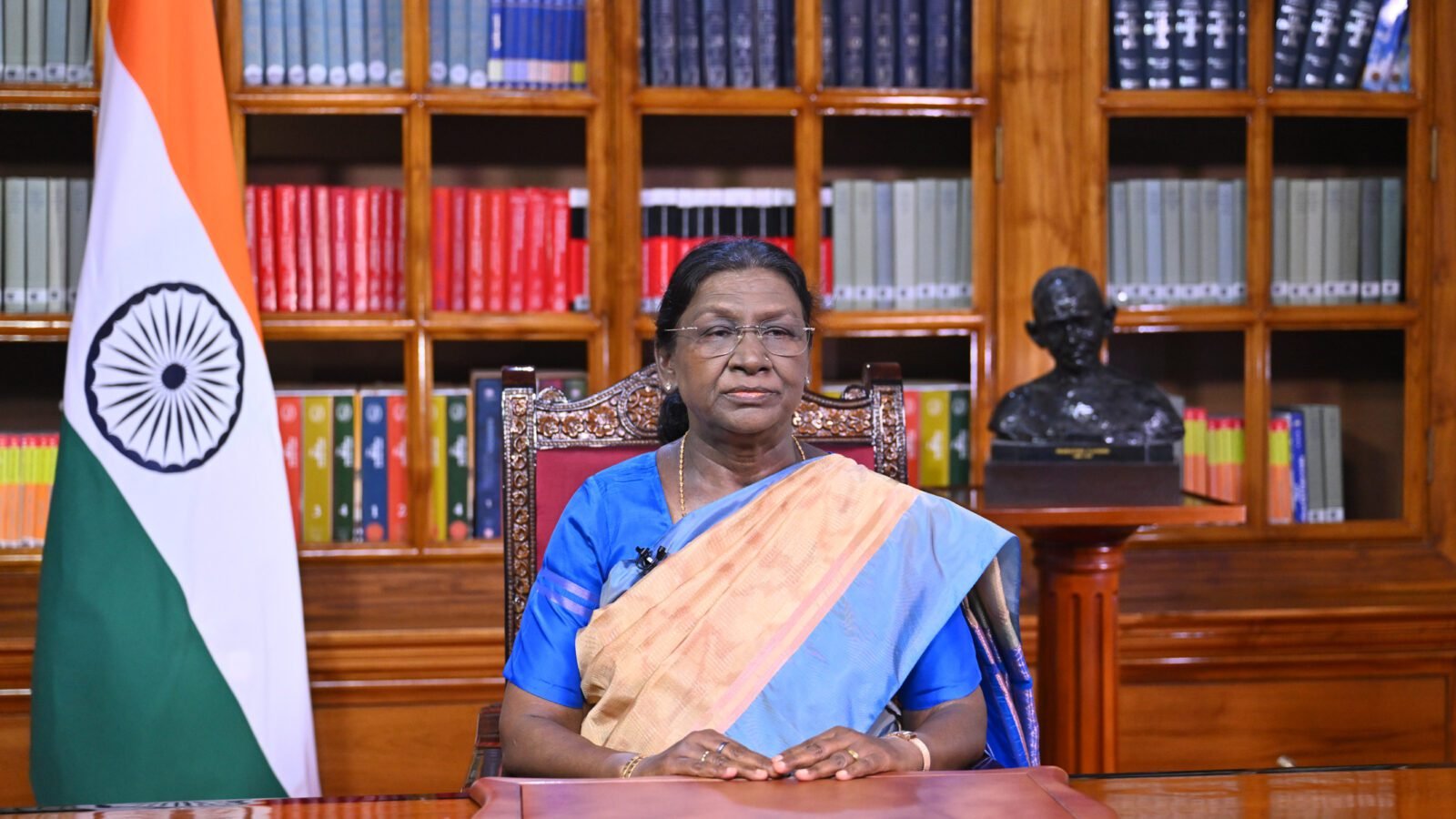 गणतंत्र दिवस 2026 के अवसर पर राष्ट्रपति ने राष्ट्र के नाम अपने संबोधन में देश की उपलब्धियों, चुनौतियों और भविष्य की विकास-योजना का विस्तृत खाका प्रस्तुत किया। उन्होंने संविधान की शक्ति, राष्ट्रीय एकता, नारी शक्ति, युवा शक्ति, किसानों, गरीब कल्याण योजनाओं और आत्मनिर्भर भारत पर जोर दिया। राष्ट्रपति ने आतंकवाद के खिलाफ सख्त रुख, आर्थिक प्रगति, स्टार्टअप संस्कृति, पर्यावरण संरक्षण और लोकतंत्र की मजबूती को विकसित भारत के लक्ष्य से जोड़ा। उन्होंने सभी नागरिकों से ‘राष्ट्र प्रथम’ की भावना के साथ योगदान देने का आह्वान किया।