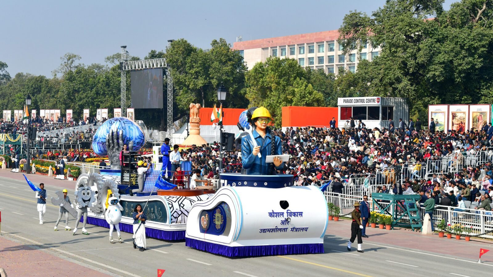 भारत के 77वें गणतंत्र दिवस पर अमेरिका के राष्ट्रपति डोनाल्ड ट्रंप और चीन के राष्ट्रपति शी जिनपिंग ने शुभकामनाएं दीं। ट्रंप ने भारत को दुनिया का सबसे बड़ा लोकतंत्र बताते हुए भारत-अमेरिका संबंधों की प्रशंसा की, जबकि शी जिनपिंग ने भारत को अच्छा पड़ोसी बताते हुए सहयोग और साझेदारी पर जोर दिया। फ्रांस, यूरोपीय संघ और अन्य वैश्विक नेताओं ने भी भारत की विकास यात्रा, लोकतंत्र और अंतरराष्ट्रीय भूमिका की सराहना की।