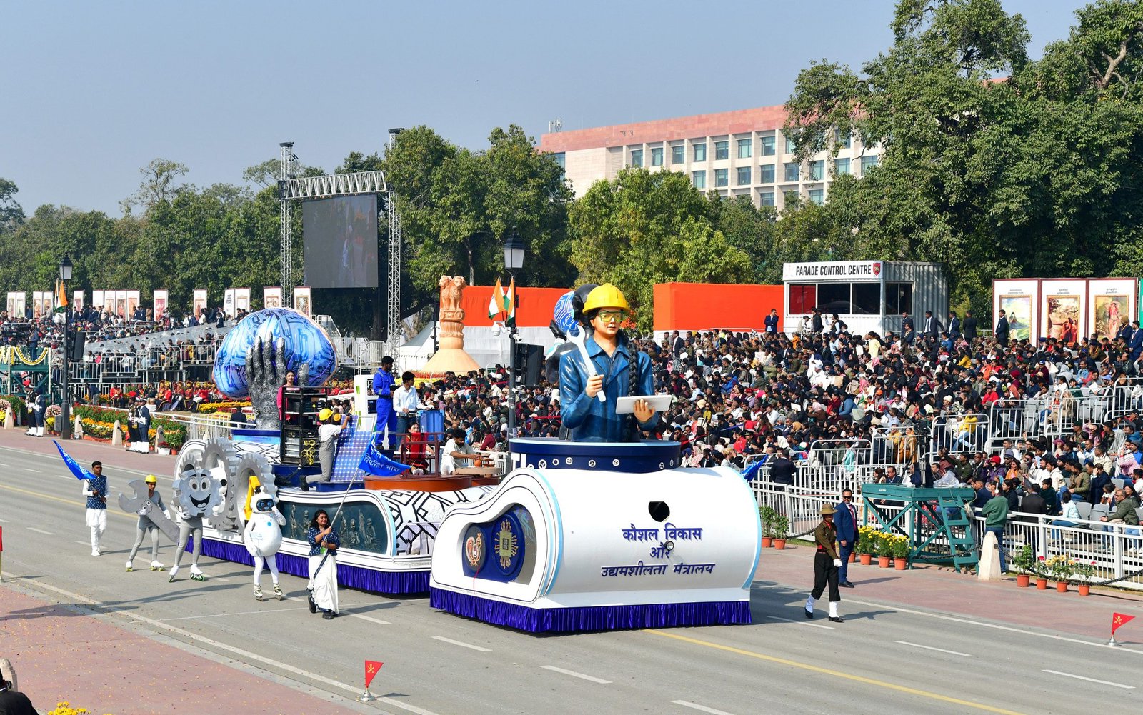 भारत के 77वें गणतंत्र दिवस पर अमेरिका के राष्ट्रपति डोनाल्ड ट्रंप और चीन के राष्ट्रपति शी जिनपिंग ने शुभकामनाएं दीं। ट्रंप ने भारत को दुनिया का सबसे बड़ा लोकतंत्र बताते हुए भारत-अमेरिका संबंधों की प्रशंसा की, जबकि शी जिनपिंग ने भारत को अच्छा पड़ोसी बताते हुए सहयोग और साझेदारी पर जोर दिया। फ्रांस, यूरोपीय संघ और अन्य वैश्विक नेताओं ने भी भारत की विकास यात्रा, लोकतंत्र और अंतरराष्ट्रीय भूमिका की सराहना की।