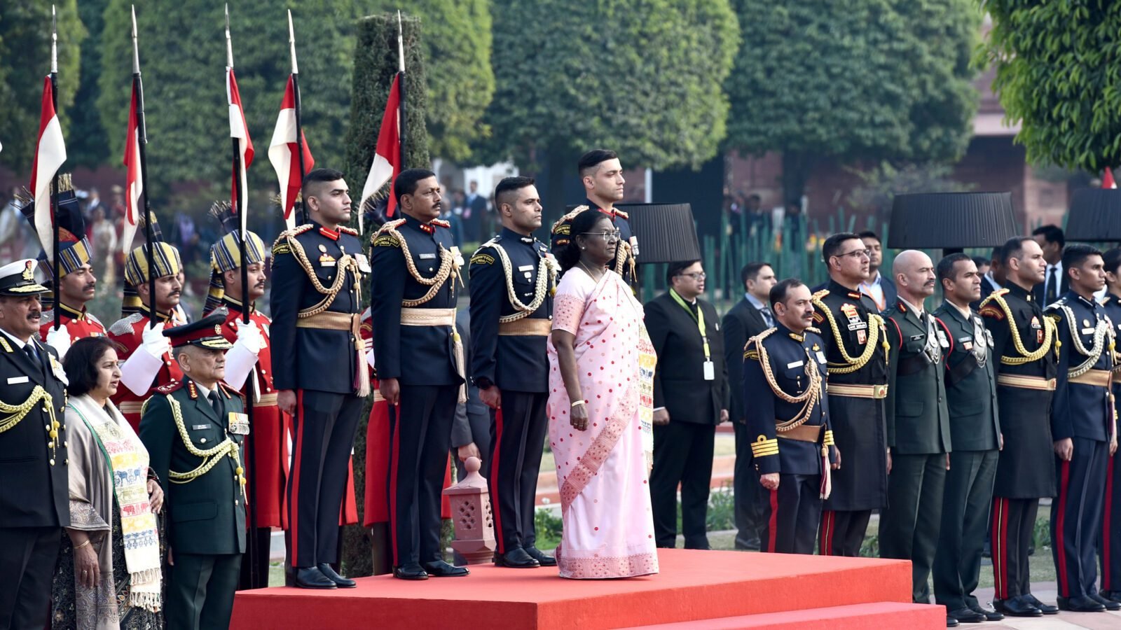 77वें गणतंत्र दिवस पर पूरे देश में राष्ट्रभक्ति और उत्साह के साथ समारोह आयोजित हुए। कर्तव्य पथ पर आयोजित मुख्य परेड में सैन्य शक्ति, सांस्कृतिक विविधता और आत्मनिर्भर भारत की झलक दिखी। स्वदेशी 105 मिमी तोपों से 21 तोपों की सलामी दी गई। राष्ट्रपति द्रौपदी मुर्मू ने अंतरिक्ष यात्री ग्रुप कैप्टन शुभांशु शुक्ला को अशोक चक्र से सम्मानित किया। समारोह ने विकसित भारत के संकल्प को राष्ट्रीय मंच पर मजबूती दी।