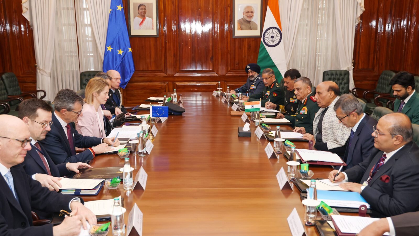 नई दिल्ली में रक्षा मंत्री राजनाथ सिंह ने यूरोपीय आयोग की उपाध्यक्ष काजा कल्लास से मुलाकात कर भारत-ईयू रक्षा सहयोग को मजबूत करने पर जोर दिया। उन्होंने कहा कि दोनों पक्षों के रक्षा उद्योगों को मिलकर काम करना चाहिए, जिससे भारत की आत्मनिर्भरता और यूरोपीय संघ की रणनीतिक स्वायत्तता को बल मिलेगा। बैठक में आपूर्ति श्रृंखला एकीकरण, हिंद महासागर क्षेत्र में संयुक्त अभ्यास और समुद्री सुरक्षा सहयोग पर भी चर्चा हुई।