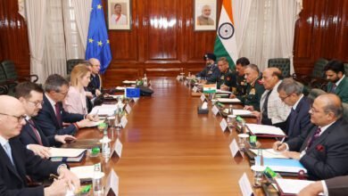 नई दिल्ली में रक्षा मंत्री राजनाथ सिंह ने यूरोपीय आयोग की उपाध्यक्ष काजा कल्लास से मुलाकात कर भारत-ईयू रक्षा सहयोग को मजबूत करने पर जोर दिया। उन्होंने कहा कि दोनों पक्षों के रक्षा उद्योगों को मिलकर काम करना चाहिए, जिससे भारत की आत्मनिर्भरता और यूरोपीय संघ की रणनीतिक स्वायत्तता को बल मिलेगा। बैठक में आपूर्ति श्रृंखला एकीकरण, हिंद महासागर क्षेत्र में संयुक्त अभ्यास और समुद्री सुरक्षा सहयोग पर भी चर्चा हुई।