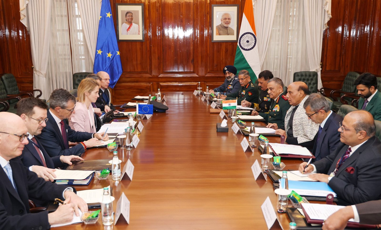 नई दिल्ली में रक्षा मंत्री राजनाथ सिंह ने यूरोपीय आयोग की उपाध्यक्ष काजा कल्लास से मुलाकात कर भारत-ईयू रक्षा सहयोग को मजबूत करने पर जोर दिया। उन्होंने कहा कि दोनों पक्षों के रक्षा उद्योगों को मिलकर काम करना चाहिए, जिससे भारत की आत्मनिर्भरता और यूरोपीय संघ की रणनीतिक स्वायत्तता को बल मिलेगा। बैठक में आपूर्ति श्रृंखला एकीकरण, हिंद महासागर क्षेत्र में संयुक्त अभ्यास और समुद्री सुरक्षा सहयोग पर भी चर्चा हुई।