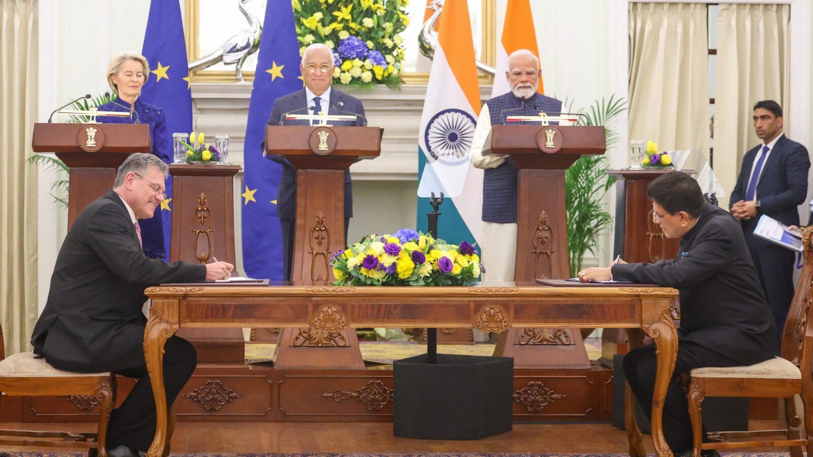 भारत और यूरोपीय संघ के बीच ऐतिहासिक मुक्त व्यापार समझौता (एफटीए) संपन्न हो गया है, जिससे दोनों पक्षों के आर्थिक संबंधों में नया अध्याय शुरू हुआ है। इस समझौते से भारतीय निर्यात, निवेश, रोजगार और वैश्विक आपूर्ति श्रृंखला में भारत की भागीदारी को मजबूती मिलेगी। कपड़ा, चमड़ा, कृषि, ऑटोमोबाइल और सेवा क्षेत्र को विशेष लाभ मिलेगा। यह एफटीए ‘मेक इन इंडिया’ और ‘विकसित भारत 2047’ के विजन को गति देगा।