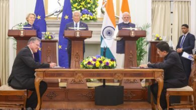 भारत और यूरोपीय संघ के बीच ऐतिहासिक मुक्त व्यापार समझौता (एफटीए) संपन्न हो गया है, जिससे दोनों पक्षों के आर्थिक संबंधों में नया अध्याय शुरू हुआ है। इस समझौते से भारतीय निर्यात, निवेश, रोजगार और वैश्विक आपूर्ति श्रृंखला में भारत की भागीदारी को मजबूती मिलेगी। कपड़ा, चमड़ा, कृषि, ऑटोमोबाइल और सेवा क्षेत्र को विशेष लाभ मिलेगा। यह एफटीए ‘मेक इन इंडिया’ और ‘विकसित भारत 2047’ के विजन को गति देगा।